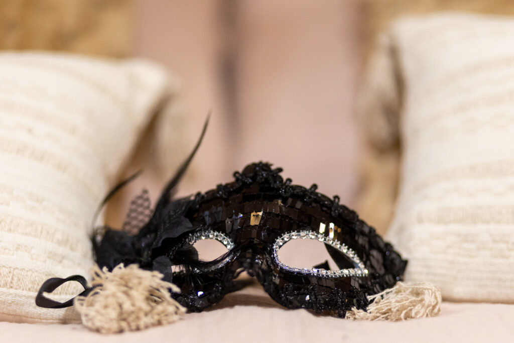 masque posé sur le lit